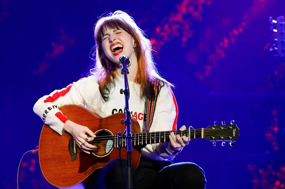 Para-Blooper: Watch Hayley Williams Lose Mic Stand Mid Song, Crowd Steps In to Help